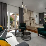 Moreta With Heated Pool, Sauna, Hot-tub Vila Trogir
