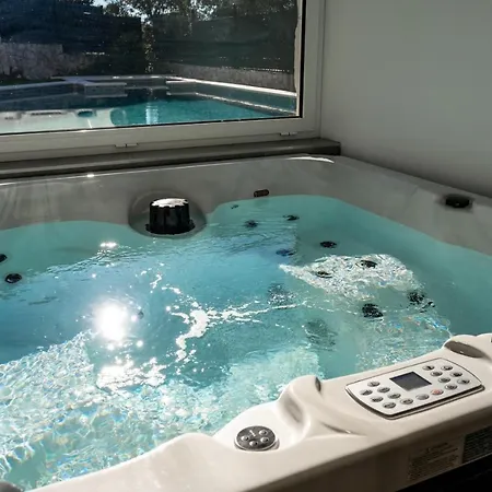 וילה Moreta With Heated Pool, Sauna, Hot-tub טרוגיר