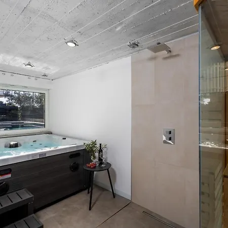 Moreta With Heated Pool, Sauna, Hot-tub טרוגיר