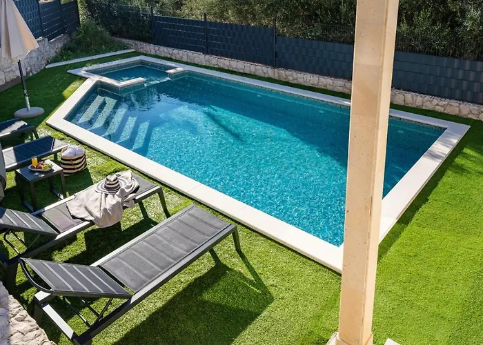 Moreta With Heated Pool, Sauna, Hot-tub Villa