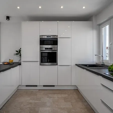 Moreta With Heated Pool, Sauna, Hot-tub فيلة تروغير