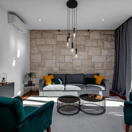 Moreta With Heated Pool, Sauna, Hot-tub تروغير