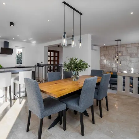 Moreta With Heated Pool, Sauna, Hot-tub فيلة *