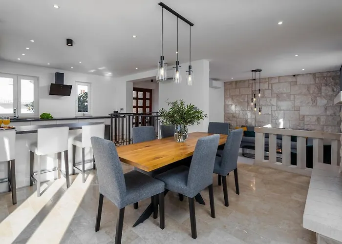 Moreta With Heated Pool, Sauna, Hot-tub Villa *