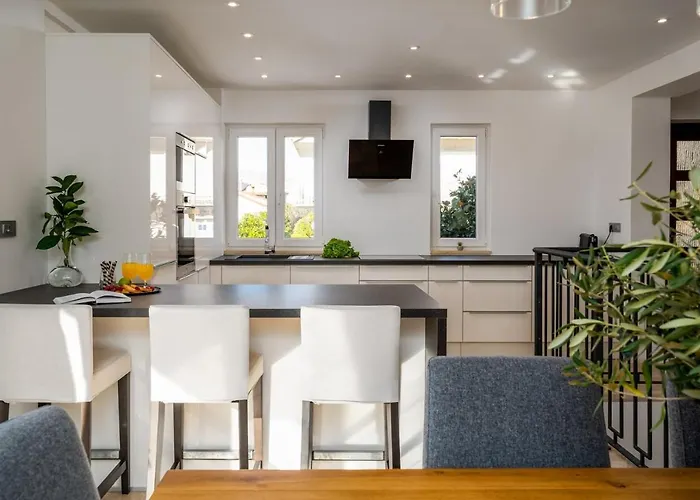 Moreta With Heated Pool, Sauna, Hot-tub Trogir