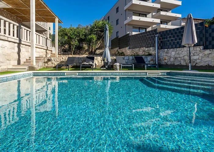Moreta With Heated Pool, Sauna, Hot-tub Villa